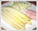 Weie Spargel mit Salzkartoffeln und Schinken - klassisches Rezept