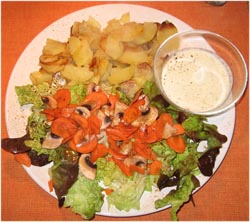 Bratkartoffeln aus rohen Kartoffeln mit Dip und Salat